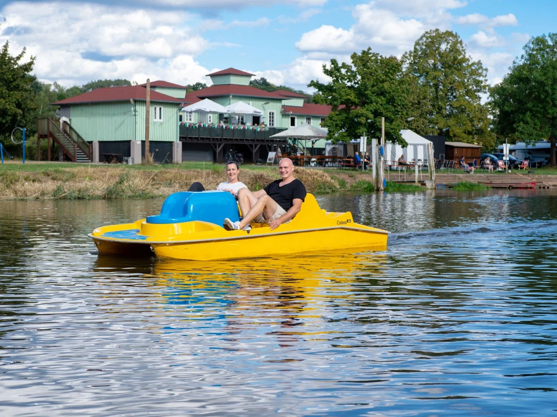 Familie Tretboot CampingplatzRof Urheber Erlebnisregion Mittleres Fuldatal kleiner