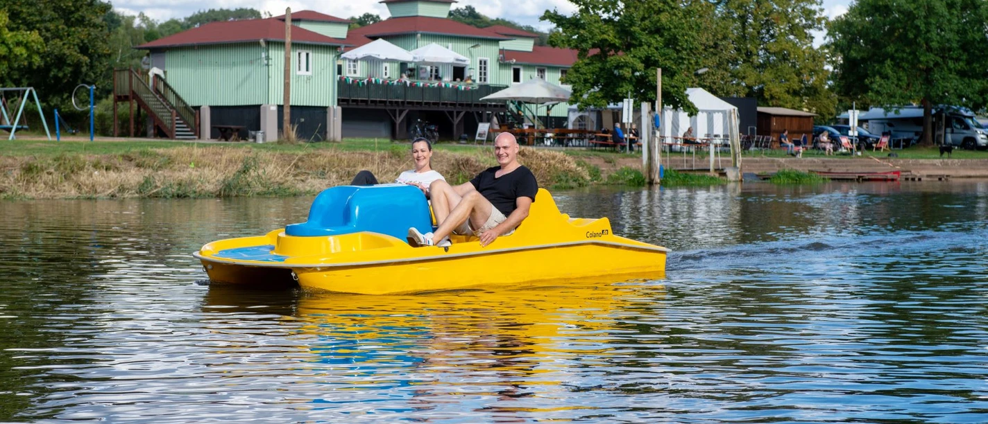 Familie Tretboot CampingplatzRof Urheber Erlebnisregion Mittleres Fuldatal kleiner