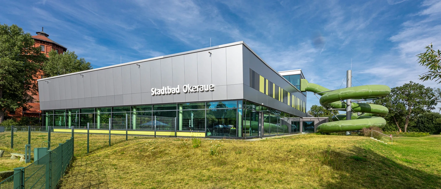 Stadtbad-Okeraue.jpg Okeraue municipal pool with water slide from outside