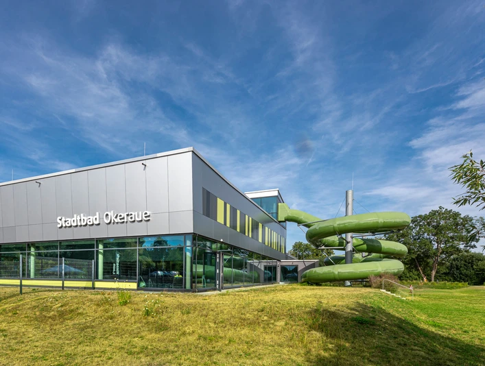 Stadtbad-Okeraue.jpg Stadtbad Okeraue mit Wasserrutsche von außen
