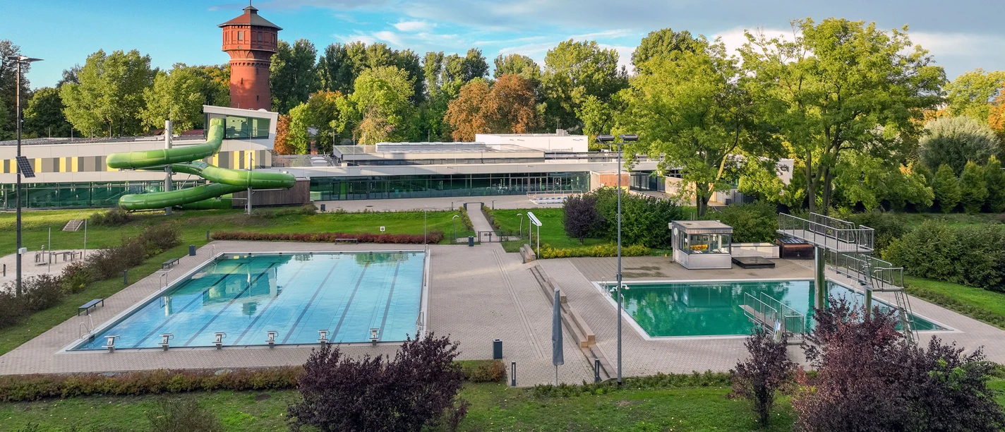 Stadtbad-Okeraue-Aussenbecken.jpg Two outdoor pools of the city pool