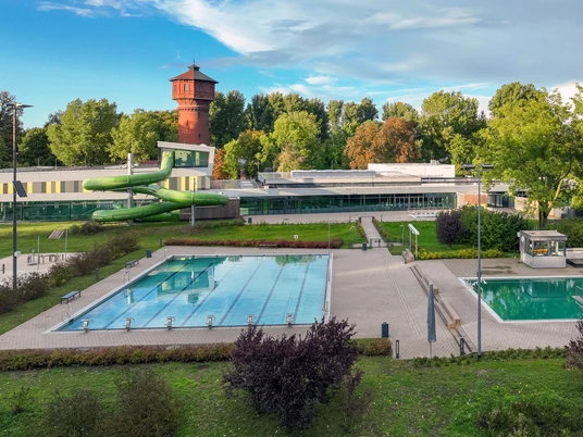 Stadtbad-Okeraue-Aussenbecken.jpg Zwei Außenbecken des StadtbadesTwo outdoor pools of the city poolTo udendørs pools i byens poolTwee buitenzwembaden van het stadszwembad