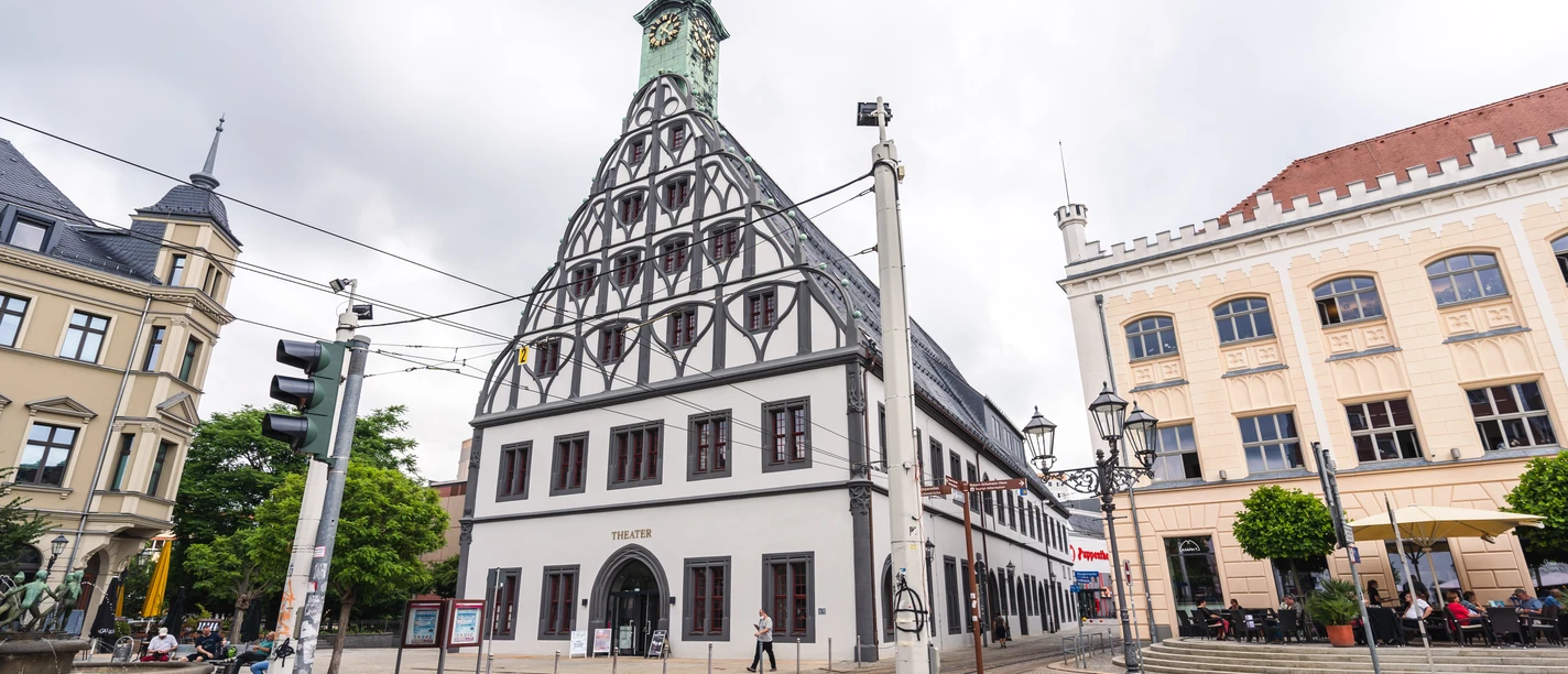 Gewandhaus (c) Oliver Göhler.jpg Ein historisches Gebäude mit markantem Fachwerk und Uhrturm in einer urbanen Umgebung.