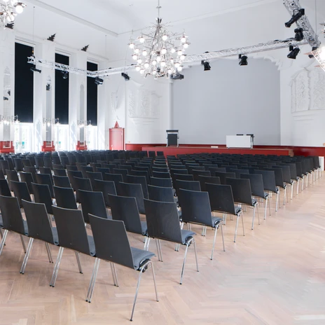 Weißer Saal meeting room at the event venue KONGRESSHALLE at Zoo Leipzig | Leipzig Convention Bureau Weißer Saal meeting room with row seating at the event venue KONGRESSHALLE at Zoo Leipzig – presented by the Leipzig Convention Bureau