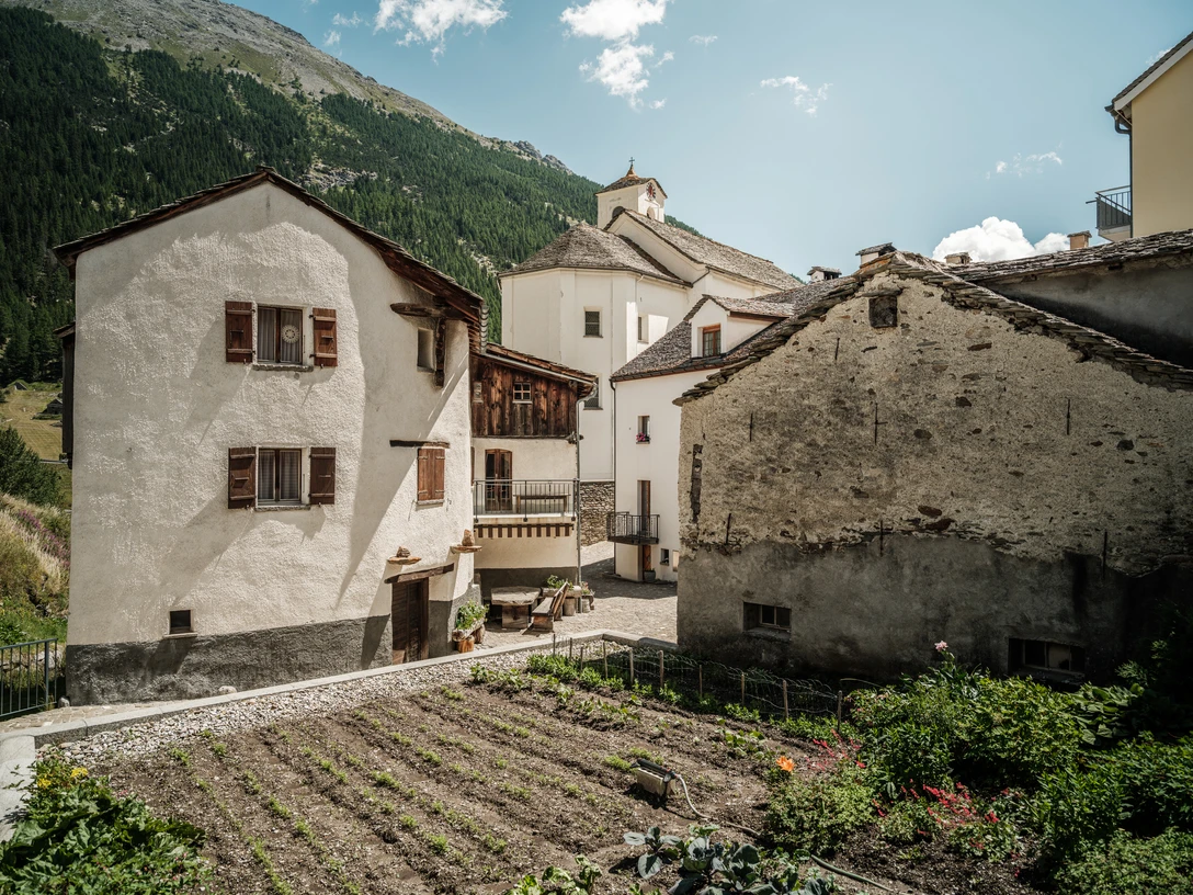 Wandern+auf+dem+Stockalperweg.jpg Aussenaufnahme des Josef-Escher-HausExterior view of the Josef Escher HouseVue extérieure de la maison Josef Escher