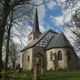 StiepelerDorfkirchemitFriedhof.jpg Die Stiepeler Dorfkirche ist eine der ältesten Kirchen in Bochum und ist als romanische Basilika errichtet. Sie liegt inmitten von grün und hat direkt nebenan den Friedhof. The Stiepel village church is one of the oldest churches in Bochum and was built as a Romanesque basilica. It is surrounded by greenery and has a cemetery right next door.