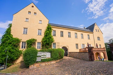 Außenansicht Schloss Frohburg - Schlösser in der Leipzig Region Außenansicht des Schloss Frohburg in der Leipzig Region mit Eingang zum Innenhof, Ausflug, Geschichte