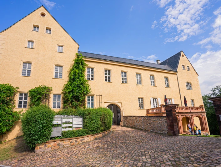 Außenansicht Schloss Frohburg - Schlösser in der Leipzig Region Außenansicht des Schloss Frohburg in der Leipzig Region mit Eingang zum Innenhof, Ausflug, Geschichte