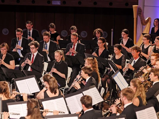 Bläserphilharmonie Aachen Gruppe von Musiker*innen bei einem Konzert.