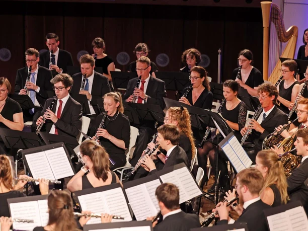 Bläserphilharmonie Aachen Gruppe von Musiker*innen bei einem Konzert.