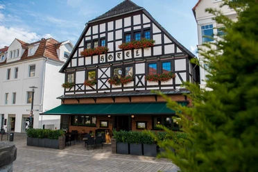 bad-driburg-brauner-hirsch-bad-driburger-touristik-gmbh-daniel-winkler-2022-25 kom.jpg Außenaufnahme vom Restaurant und Hotel Brauner Hirsch.