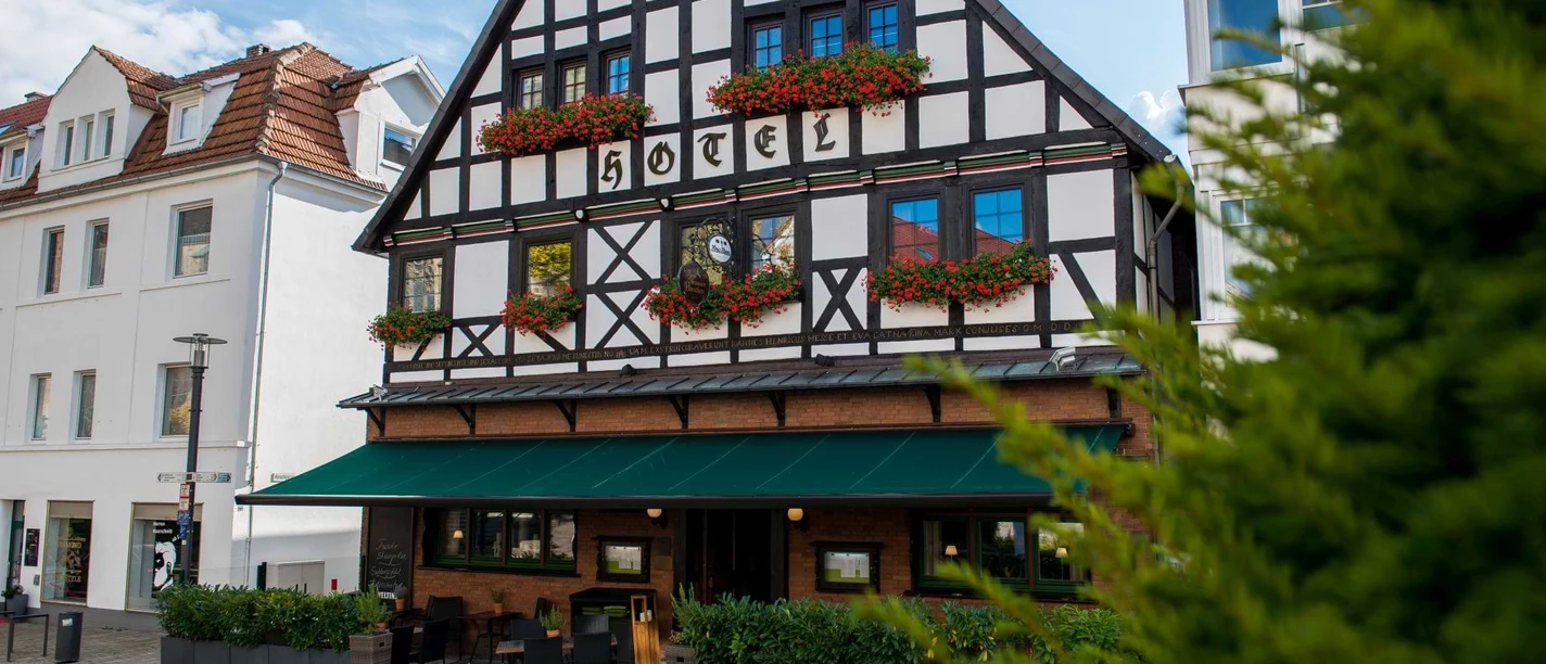 bad-driburg-brauner-hirsch-bad-driburger-touristik-gmbh-daniel-winkler-2022-25 kom.jpg Außenaufnahme vom Restaurant und Hotel Brauner Hirsch.