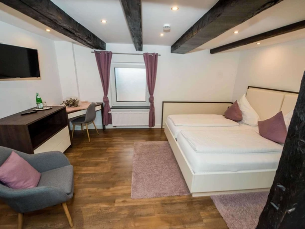bad-driburg-brauner-hirsch-bad-driburger-touristik-gmbh-daniel-winkler-2022-4 kom.jpg Doppelzimmer mit Fernsehen beim Braunen Hirsch.
