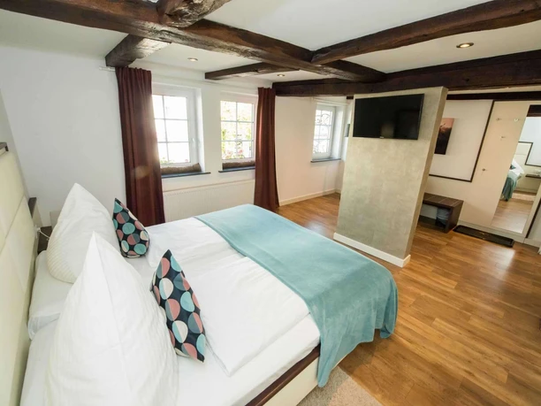 bad-driburg-brauner-hirsch-bad-driburger-touristik-gmbh-daniel-winkler-2022-14-1 kom.jpg Doppelzimmer mit Fernsehen beim Braunen Hirsch.