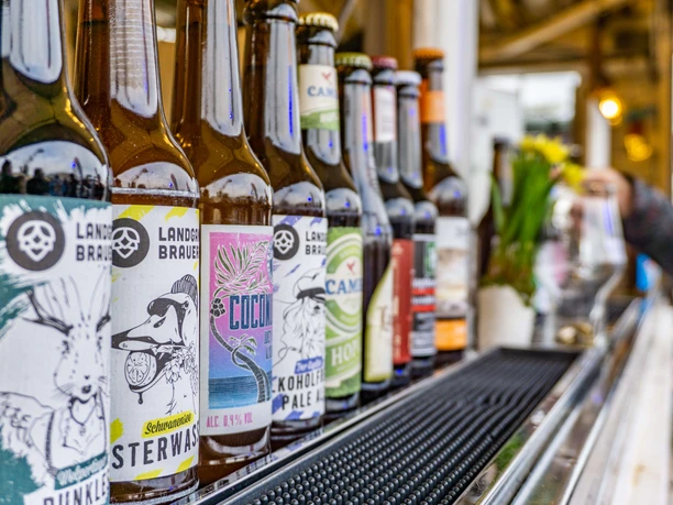 bierflaschen-tresen-erstes-cuxhavener-craft-beer-und-gourmet-festival-nordseeheilbad-cuxhaven.jpg