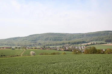 Ausblick Elbrinxen Weite Felder und Wälder umgeben das Dorf Elbrinxen, eingebettet in eine sanfte Hügellandschaft.