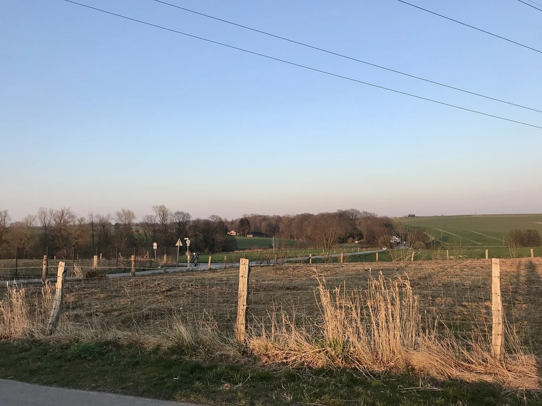 Wohnmobilstellplatz hinter der Sportanlage Auf dem Pfennig in Mettmann Wohnmobilstellplatz nahe einer grünen Wiese hinter einer Sportanlage in Mettmann bei Sonnenuntergang.