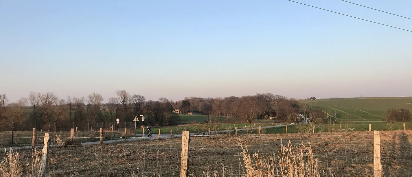 Wohnmobilstellplatz hinter der Sportanlage Auf dem Pfennig in Mettmann Wohnmobilstellplatz nahe einer grünen Wiese hinter einer Sportanlage in Mettmann bei Sonnenuntergang.