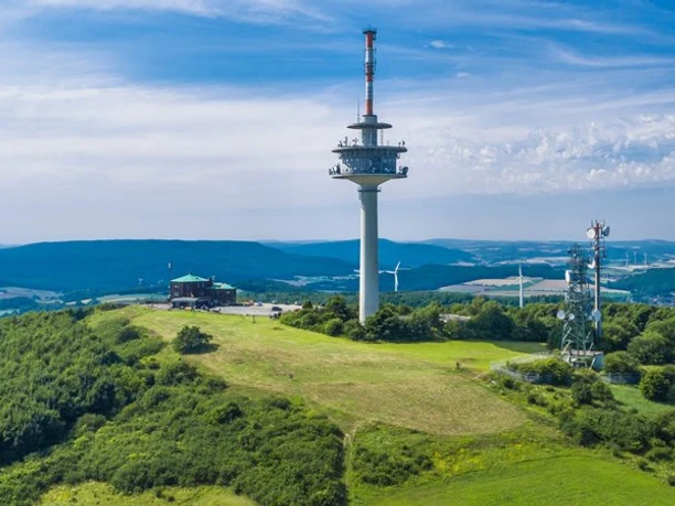 Panoramablick Köterberg Shehinsuch bietet eine weite Aussicht über sanfte Hügel, mit einem mächtigen Sendeturm im Zentrum.