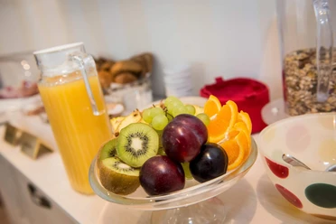 bad-driburg-haus-nethegau-bad-driburger-touristik-gmbh-daniel-winkler-4.JPG Frisches Obst sowie frischer Orangensaft.