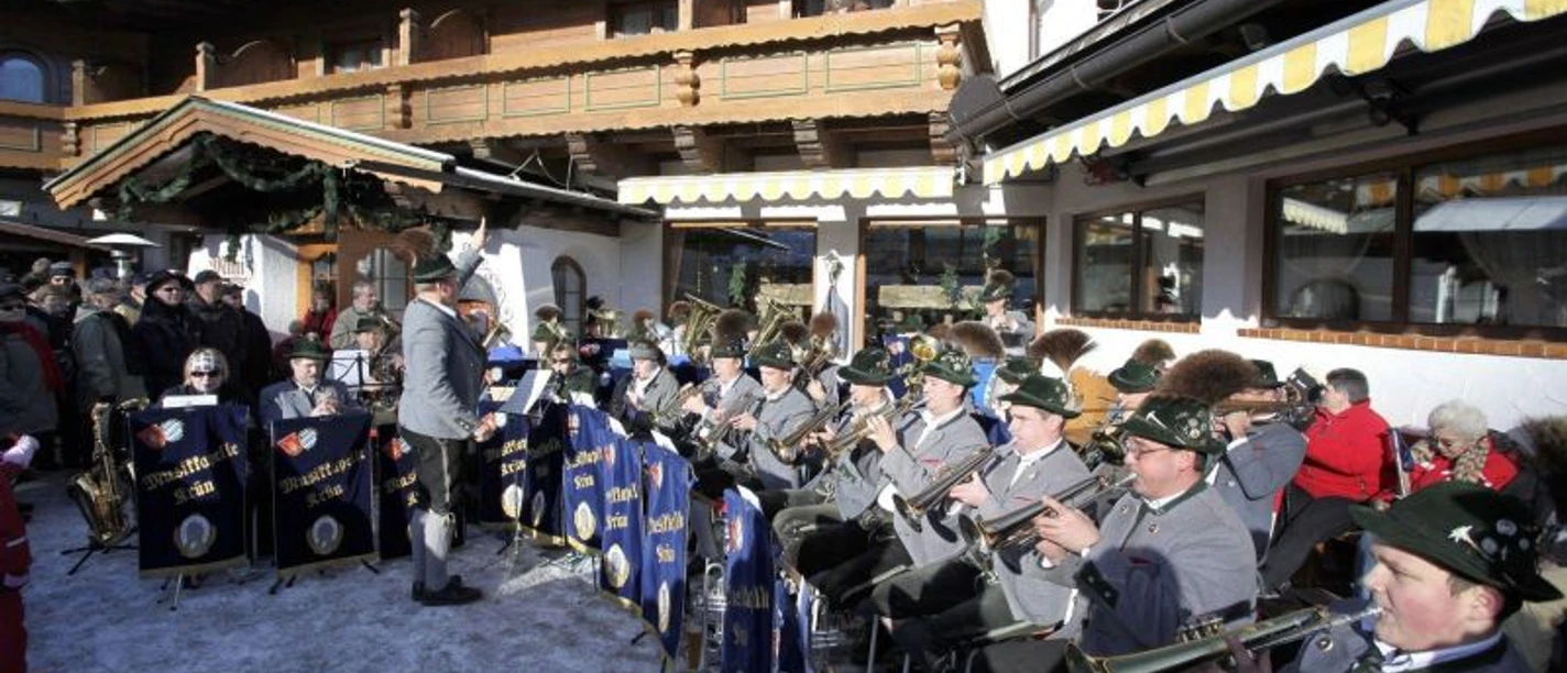 Traditionelles Eintopfessen mit Platzkonzert der Musikkapelle Krün Traditionelles Eintopfessen mit Platzkonzert der Musikkapelle Krün