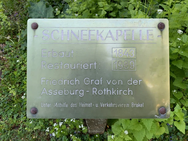 Tafel mit Infos: Schneekapelle Brakel, Baujahr 1843, Restaurierung 1989, unterstützt vom Heimatverein.