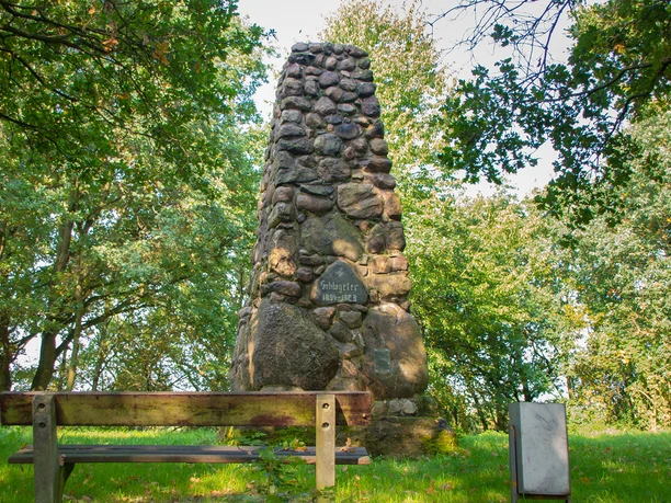 Schlageter_Denkmal_Peine (2).jpg