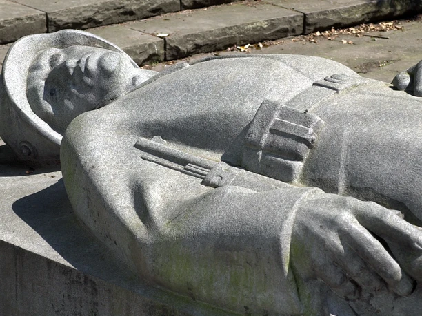 Liegender_Soldat_Peine_Herzberg (4).jpg