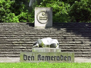 Liegender_Soldat_Peine_Herzberg (1).jpg