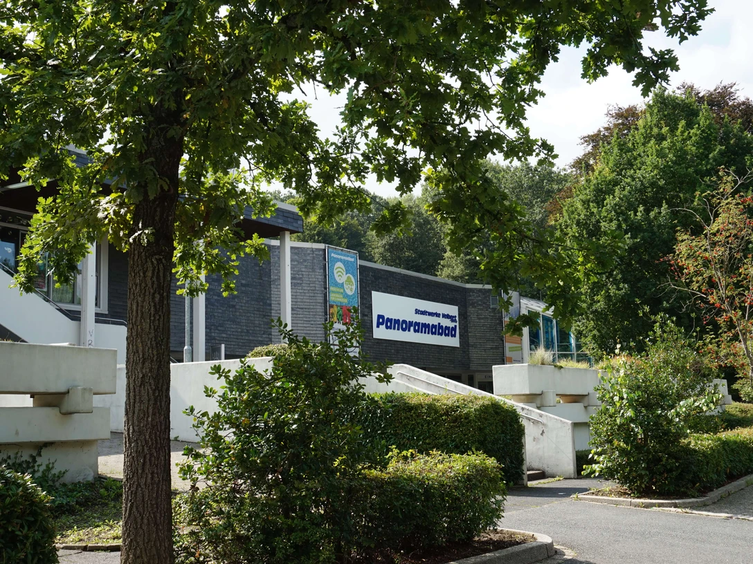 Wohnmobilstellplatz am Panoramabad in Velbert Panoramabad Velbert mit einladendem Äußeren, umgeben von grüner Vegetation und breiten Zugängen.