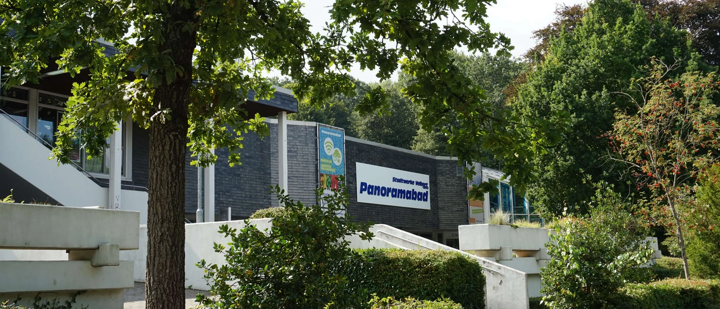 Wohnmobilstellplatz am Panoramabad in Velbert Panoramabad Velbert mit einladendem Äußeren, umgeben von grüner Vegetation und breiten Zugängen.