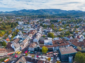 Drohnenaufnahme von der Innenstadt von Achern, am Bauernmarkt.