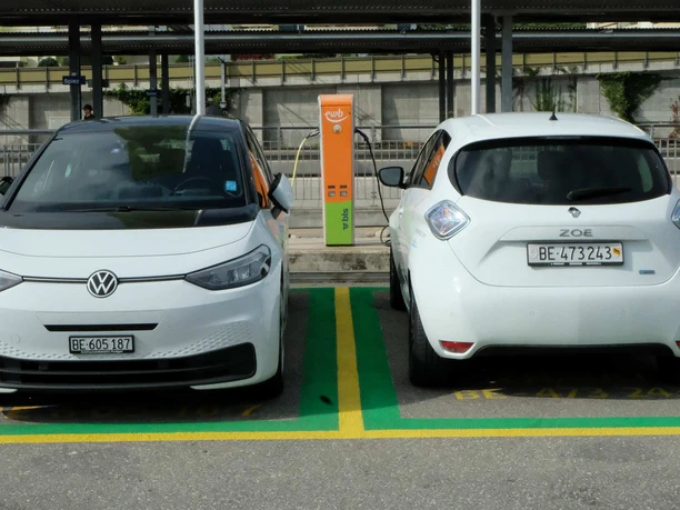 elektroauto-vermietung-spiez-bild-autos-parkiert.jpg