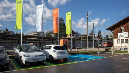 elektroauto-vermietung-spiez-parkierte-fahrzeuge-ladestation.jpg