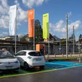 elektroauto-vermietung-spiez-parkierte-fahrzeuge-ladestation.jpg