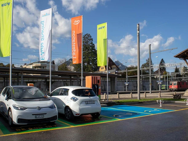 elektroauto-vermietung-spiez-parkierte-fahrzeuge-ladestation.jpg