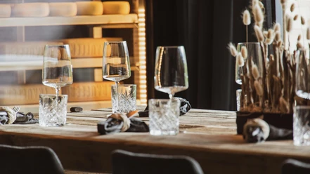 trauffer-erlebinswelt-alfreds-restaurant-tisch-deko.jpg
