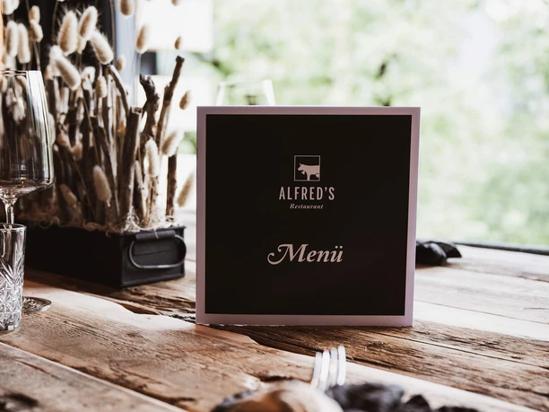 trauffer-erlebinswelt-alfreds-restaurant-tischdeko-menue.jpg