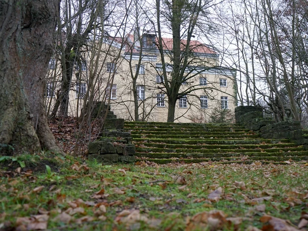 helmstedt-brunnentheater-winter-beate-ziehres-zeitorte.JPG Ein Theater mitten im Wald: Mystische Stimmung in Bad Helmstedt.