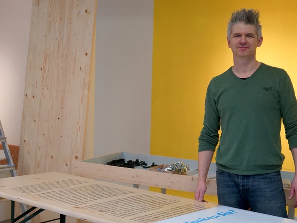 Ausstellungsmacher Sven Rohde hat hier informativen Text auf den Tisch gebracht.
