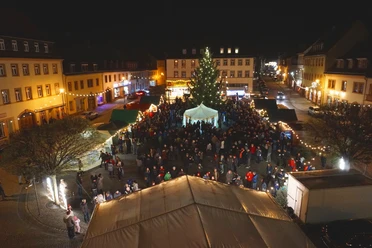 Der traditionelle Weihnachtsmarkt in Geithain. Blick vom Rathaus aus.