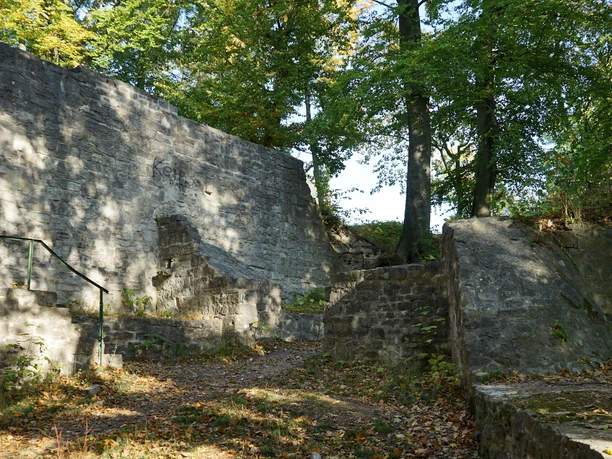 asseburg-hauptburg-tor-1-beate-ziehres-zeitorte.jpg Hauptburg mit nordwestlichem Tor (in der Bildmitte).