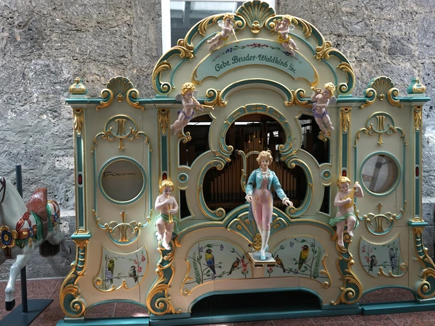 MMM-koenigslutter-karussellorgel1-beate-ziehres-zeitorte.jpg Karussellorgel aus dem Jahr 1925.