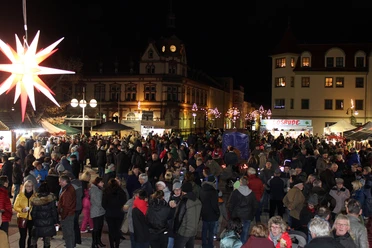 Besucher auf dem Weihnachtsmarkt in Groitzsch