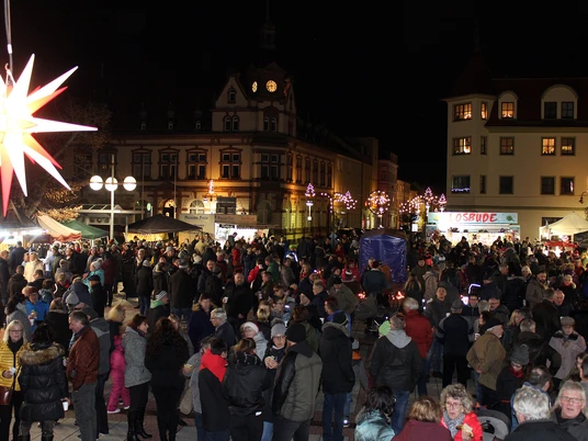 Weihnachtsmarkt Groitzsch Besucher auf dem Weihnachtsmarkt in Groitzsch