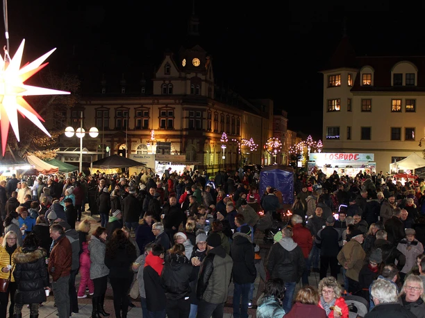 Weihnachtsmarkt Groitzsch Besucher auf dem Weihnachtsmarkt in Groitzsch