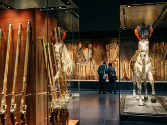 SKD_Schloss_Image_MG_4040_davidpinzer_kleiner_1611.jpg Besucher betrachten eine eindrucksvolle Ritterrüstungsausstellung im Museum mit prunkvoll dekoriertem Pferd.Visitors view an impressive exhibition of knights' armor in the museum with a magnificently decorated horse.Návštěvníci si v muzeu prohlédnou působivou výstavu rytířské zbroje s nádherně zdobeným koněm.Zwiedzający mogą obejrzeć imponującą wystawę zbroi rycerskich w muzeum ze wspaniale zdobionym koniem.Bezoekers bekijken een indrukwekkende tentoonstelling van ridderharnassen in het museum met een prachtig versierd paard.Nel museo i visitatori possono ammirare un'impressionante esposizione di armature di cavalieri con un cavallo magnificamente decorato.