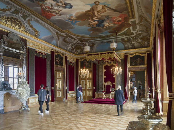 20201006_SKD_Paraderaeume_kleiner_7973.jpg Prunkvoller Barocksaal mit kunstvollen Deckenmalereien, prächtigen Kronleuchtern und rotem Thron.