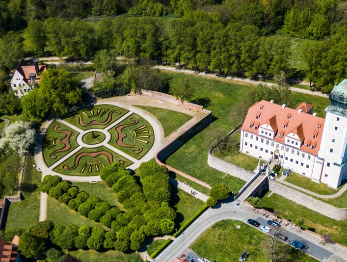 Seite 21 - Blick auf Schloss Delitzsch mit Barockgarten (Foto Karl Zenker) 2.jpg