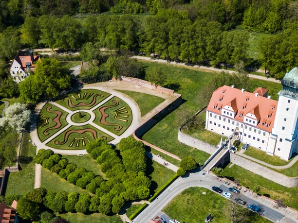 Strana 21 - Pohled na zámek Delitzsch s barokní zahradou (foto Karl Zenker) 2.jpg